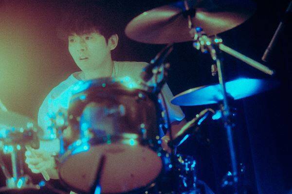 tiny yawn、敬愛するPredawnを迎えたツアー東京公演をレポート「嘘も虚飾も見栄もない」まっすぐなアンサンブルが響いた夜