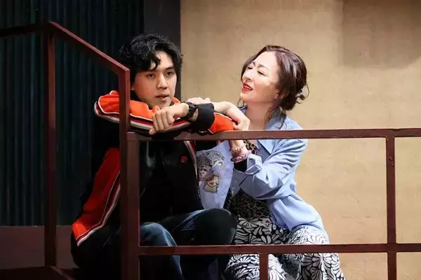 松雪泰子、坂東龍汰らが紡ぐ欲望の揺らぎ 『危険なワルツ』開幕コメント＆舞台写真が到着