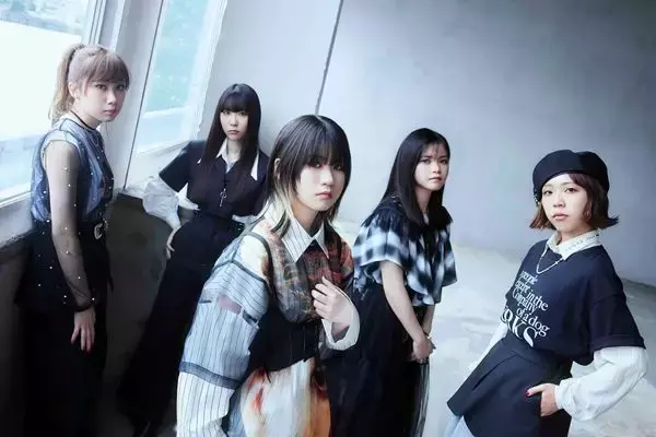 トゲナシトゲアリ、本日リリースの映像作品から「誰にもなれない私だから」ライブ映像公開