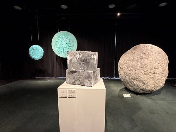 【展示レポート】『AAC25周年記念展』　立体アートコンペ「AAC」が輩出したアーティストたちの多様な表現を楽しめる