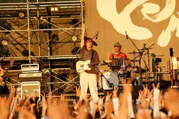 高橋優、故郷・秋田県で恒例の主催フェス、2daysのオフィシャルレポート＆全出演者のライブ写真到着！