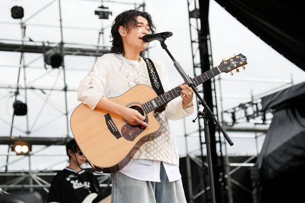 高橋優、故郷・秋田県で恒例の主催フェス、2daysのオフィシャルレポート＆全出演者のライブ写真到着！