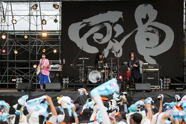 高橋優、故郷・秋田県で恒例の主催フェス、2daysのオフィシャルレポート＆全出演者のライブ写真到着！