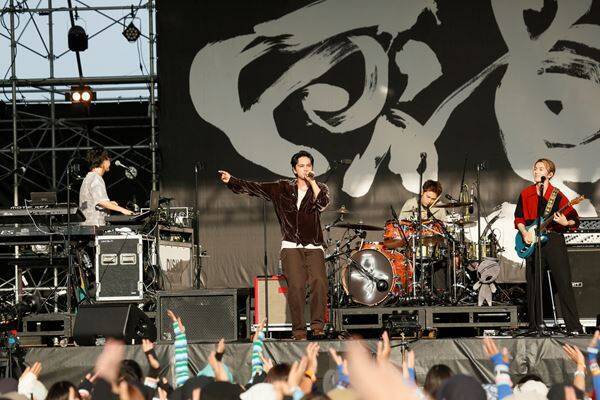 高橋優、故郷・秋田県で恒例の主催フェス、2daysのオフィシャルレポート＆全出演者のライブ写真到着！