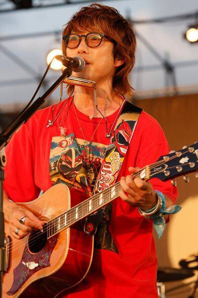 高橋優、故郷・秋田県で恒例の主催フェス、2daysのオフィシャルレポート＆全出演者のライブ写真到着！