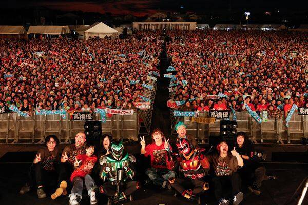 高橋優、故郷・秋田県で恒例の主催フェス、2daysのオフィシャルレポート＆全出演者のライブ写真到着！