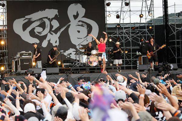 高橋優、故郷・秋田県で恒例の主催フェス、2daysのオフィシャルレポート＆全出演者のライブ写真到着！