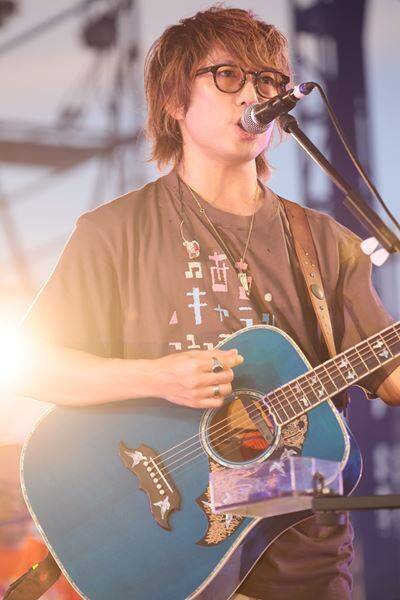 高橋優、故郷・秋田県で恒例の主催フェス、2daysのオフィシャルレポート＆全出演者のライブ写真到着！