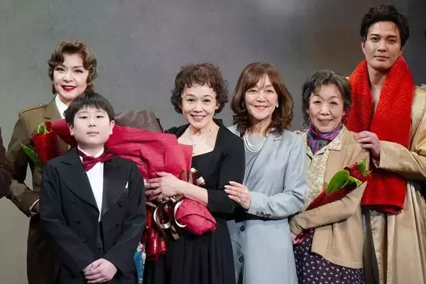 大竹しのぶ主演『ピアフ』が上演200回を達成、中村長三郎＆岩崎宏美がサプライズでお祝い