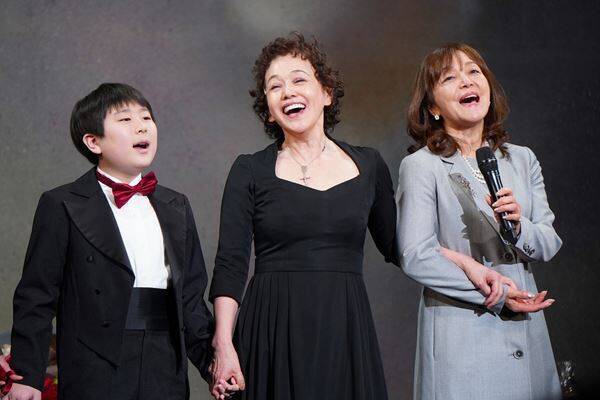 大竹しのぶ主演『ピアフ』が上演200回を達成、中村長三郎＆岩崎宏美がサプライズでお祝い