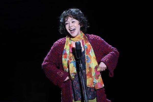 大竹しのぶ主演『ピアフ』が上演200回を達成、中村長三郎＆岩崎宏美がサプライズでお祝い