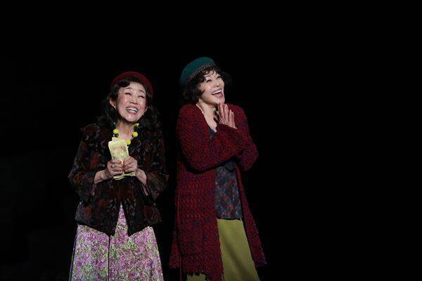 大竹しのぶ主演『ピアフ』が上演200回を達成、中村長三郎＆岩崎宏美がサプライズでお祝い