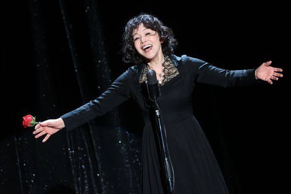 大竹しのぶ主演『ピアフ』が上演200回を達成、中村長三郎＆岩崎宏美がサプライズでお祝い