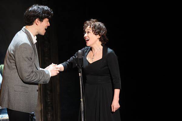 大竹しのぶ主演『ピアフ』が上演200回を達成、中村長三郎＆岩崎宏美がサプライズでお祝い