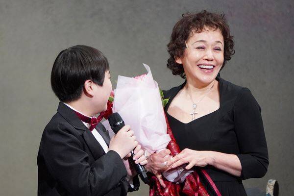 大竹しのぶ主演『ピアフ』が上演200回を達成、中村長三郎＆岩崎宏美がサプライズでお祝い