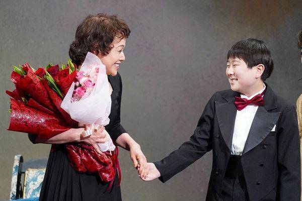 大竹しのぶ主演『ピアフ』が上演200回を達成、中村長三郎＆岩崎宏美がサプライズでお祝い