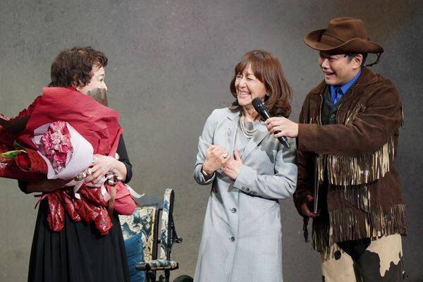 大竹しのぶ主演『ピアフ』が上演200回を達成、中村長三郎＆岩崎宏美がサプライズでお祝い