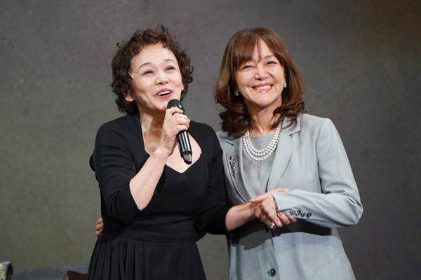 大竹しのぶ主演『ピアフ』が上演200回を達成、中村長三郎＆岩崎宏美がサプライズでお祝い