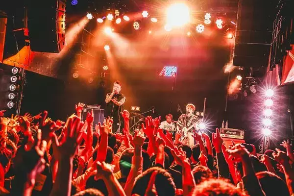 BACK-ON、20年の“青春”を鳴らした夜　Veats Shibuyaを包んだ大合唱と誇り