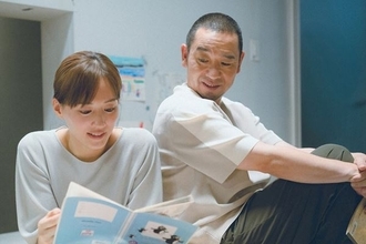 カンヌ国際映画祭コンペ上映で大絶賛！ 是枝裕和監督の『箱の中の羊』──綾瀬はるか、大悟がヒューマノイドの息子を迎える夫婦の機微を熱演【おとなの映画ガイド】