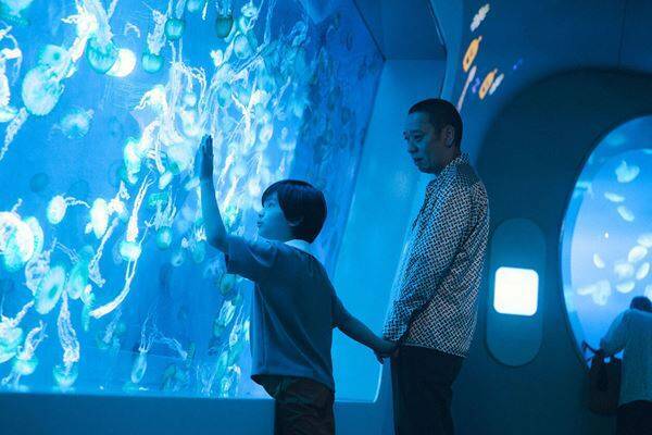カンヌ国際映画祭コンペ上映で大絶賛！ 是枝裕和監督の『箱の中の羊』──綾瀬はるか、大悟がヒューマノイドの息子を迎える夫婦の機微を熱演【おとなの映画ガイド】