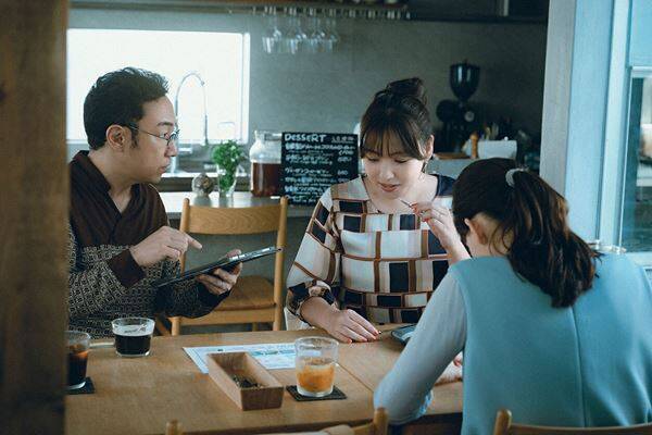 カンヌ国際映画祭コンペ上映で大絶賛！ 是枝裕和監督の『箱の中の羊』──綾瀬はるか、大悟がヒューマノイドの息子を迎える夫婦の機微を熱演【おとなの映画ガイド】