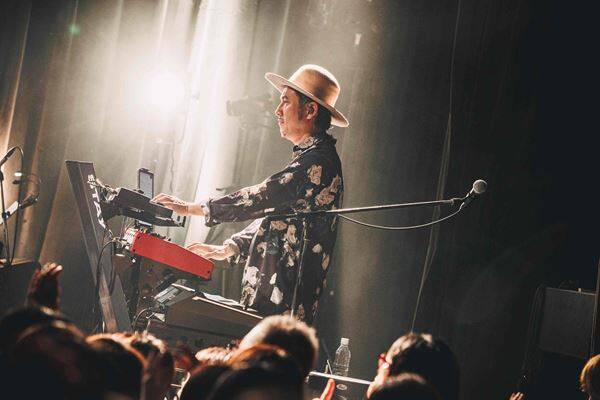 デビュー20周年、一夜限りのライブで響かせた、馬の骨の普遍性といい音楽の破壊【オフィシャルレポ―ト】