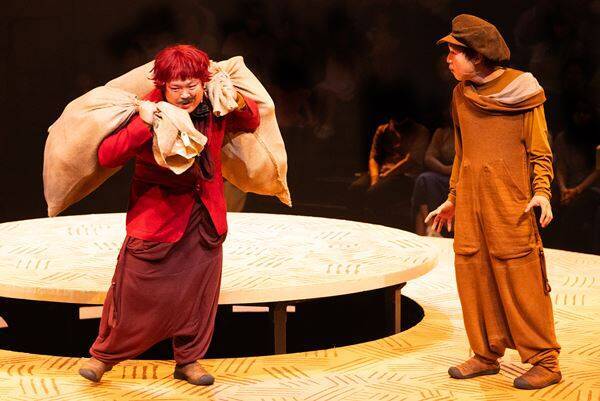 演出・長塚圭史『モグラが三千あつまって』開幕　舞台写真＆コメント到着