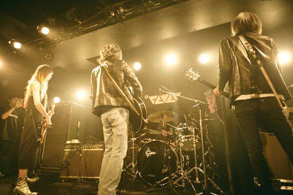 【ライブレポート】a flood of circle、ゲストにSPARTA LOCALSを迎え20周年記念ツアー開幕！初日・新代田FEVERで示した『武道館への道』の覚悟