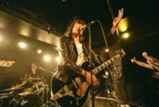 【ライブレポート】a flood of circle、ゲストにSPARTA LOCALSを迎え20周年記念ツアー開幕！初日・新代田FEVERで示した『武道館への道』の覚悟