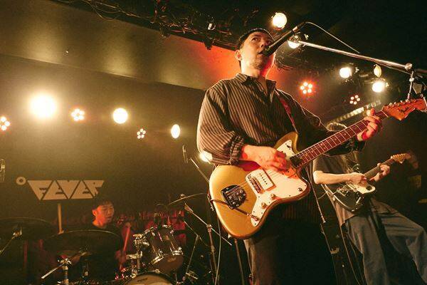 【ライブレポート】a flood of circle、ゲストにSPARTA LOCALSを迎え20周年記念ツアー開幕！初日・新代田FEVERで示した『武道館への道』の覚悟