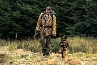 ブラッド・ピットが義足の愛犬と大自然アラスカへ！ 『ハート・オブ・ビースト』予告映像＆場面写真公開