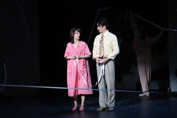 舞台ならではの多彩な表現に心奪われる、花總まり・谷原章介出演『銀行強盗にあって妻が縮んでしまった事件』