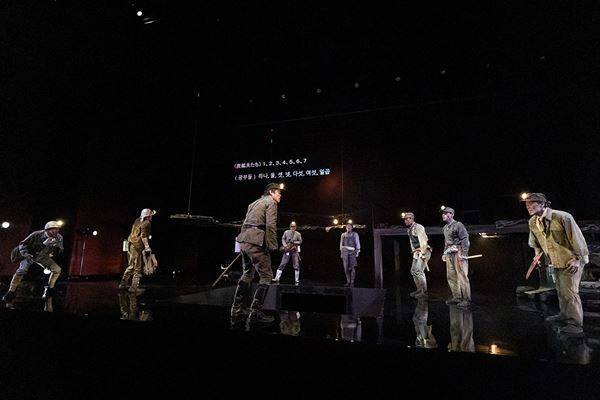 日韓の俳優が熱演！ 劇団温泉ドラゴン×劇団58ROUTE共同製作『長生炭鉱──生きたかった』舞台写真＆開幕コメントが到着