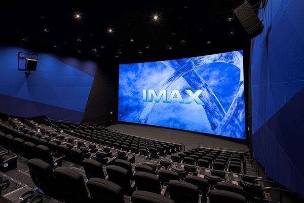 小島よしお「１０９シネマズゆめが丘 オープニング初日限定登壇イベント」に登場！親子連れに「映画館で映画を見よう」とアピール