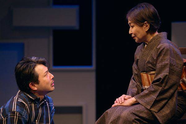 詩森ろば作・演出『海の凹凸（おうとつ）』舞台写真＆コメントが到着「生きているひとだけでなくおそらく死者も来てくれる」