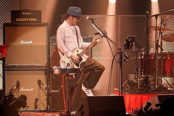 奥田民生3年ぶりのソロツアーで魅了した普遍的なメロディと最強の歌声　終始ハイボルテージだった三茶の夜をレポート！