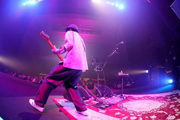 奥田民生3年ぶりのソロツアーで魅了した普遍的なメロディと最強の歌声　終始ハイボルテージだった三茶の夜をレポート！