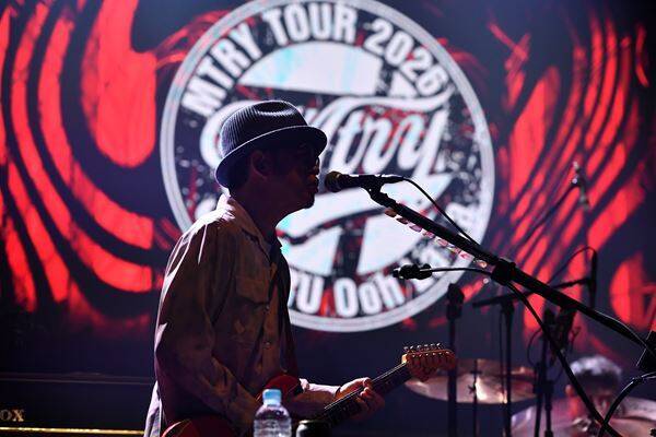 奥田民生3年ぶりのソロツアーで魅了した普遍的なメロディと最強の歌声　終始ハイボルテージだった三茶の夜をレポート！