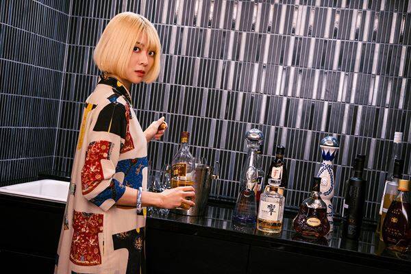 田中麗奈が窓から脱出！ 森崎ウィンの怪しげな姿も　映画『黄金泥棒』場面写真19点を一挙解禁