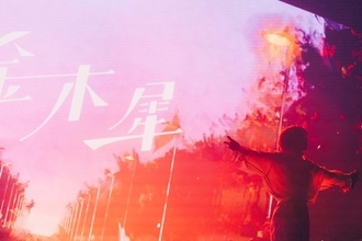 なとり、満員の日本武道館公演レポート！ファンへの感謝を歌声に注ぎ、“うみのそこ”から始まった物語『深海』を完結