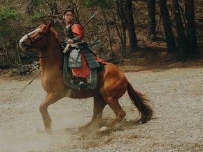 亀梨和也が稀代の槍使いを演じて「新しい自分を見つけた」 連続ドラマ『北方謙三　水滸伝』新カット3点公開