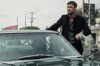 クリス・ヘムズワースが時速130kmで爆走！ 『クライム101』スタントなしのメイキング映像公開