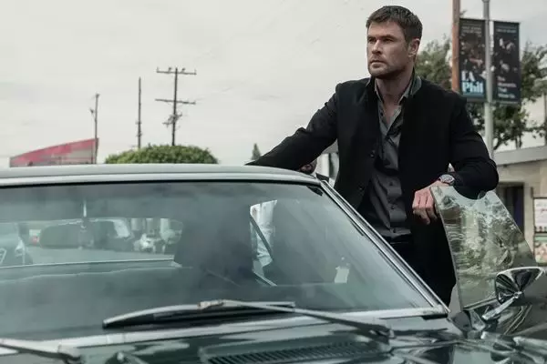 クリス・ヘムズワースが時速130kmで爆走！ 『クライム101』スタントなしのメイキング映像公開