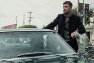 クリス・ヘムズワースが時速130kmで爆走！ 『クライム101』スタントなしのメイキング映像公開