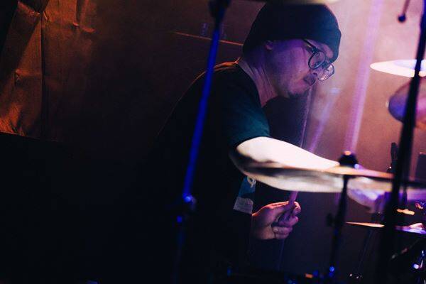 若手アーティストを応援するライブ企画「Grasshopper WEST vol.6」 万博の熱を受け継ぐ大阪で、Barbara、CheChe、QOOPIEの音を響かせた一夜をレポート