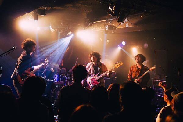 若手アーティストを応援するライブ企画「Grasshopper WEST vol.6」 万博の熱を受け継ぐ大阪で、Barbara、CheChe、QOOPIEの音を響かせた一夜をレポート