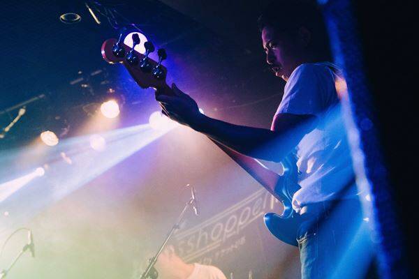 若手アーティストを応援するライブ企画「Grasshopper WEST vol.6」 万博の熱を受け継ぐ大阪で、Barbara、CheChe、QOOPIEの音を響かせた一夜をレポート