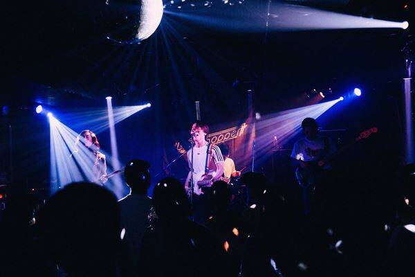 若手アーティストを応援するライブ企画「Grasshopper WEST vol.6」 万博の熱を受け継ぐ大阪で、Barbara、CheChe、QOOPIEの音を響かせた一夜をレポート