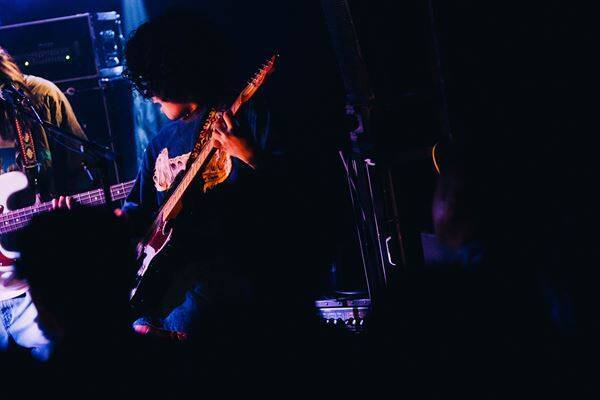 若手アーティストを応援するライブ企画「Grasshopper WEST vol.6」 万博の熱を受け継ぐ大阪で、Barbara、CheChe、QOOPIEの音を響かせた一夜をレポート